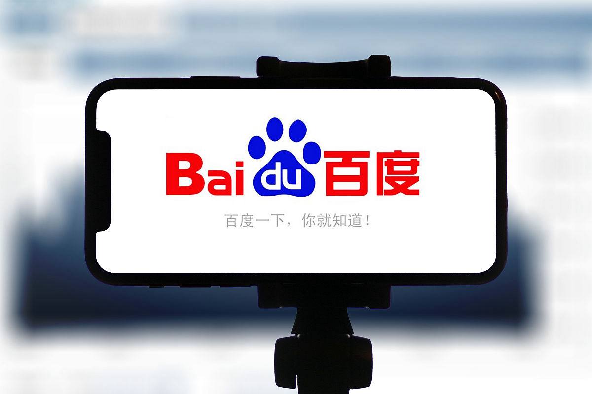 武汉一公厕旁花坛被贴上男士小便处